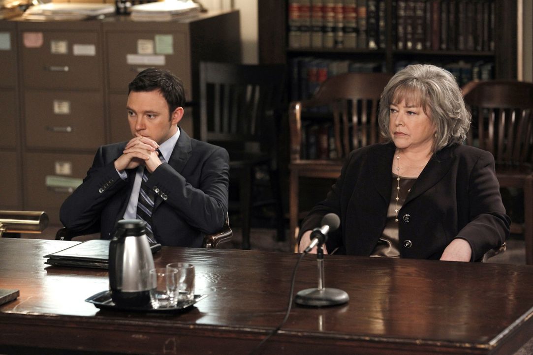 Harry (Kathy Bates, r.) vertritt Justin Graham in einem Mordprozess. Doch bald ist sie davon überzeugt, dass dieser tatsächlich seine Frau umgebra... - Bildquelle: Warner Bros. Television