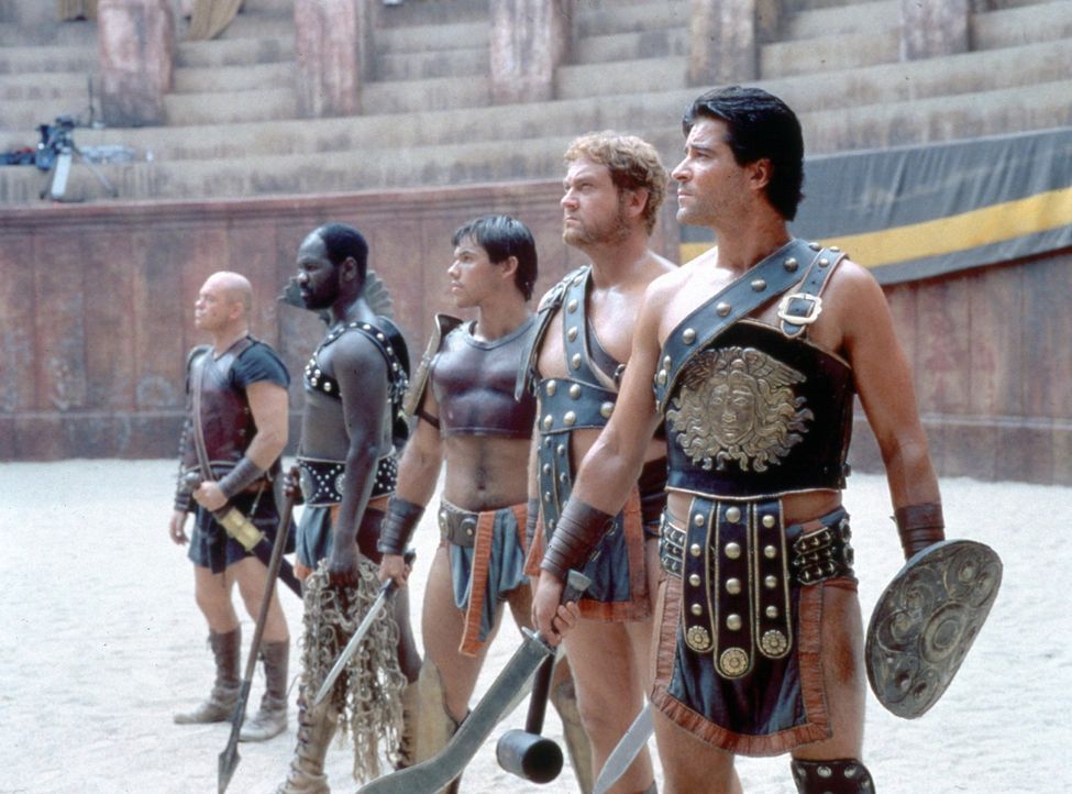 Ehre, Ruhm oder der schnelle Tod erwartet die Gladiatoren: Gladiatoren-Trainer Cinna (Ross Kemp, l.), Nordo (Chris Jarman, 2.v.l.), Crixus (Paul Kyn... - Bildquelle: USA Network Pictures