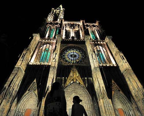 Hell erleuchtet auch bei Nacht: das Straßburger Münster im Elsass. Schon unter den Römern gab es in Straßburg eine christliche Gemeinde. Das heu... - Bildquelle: AFP