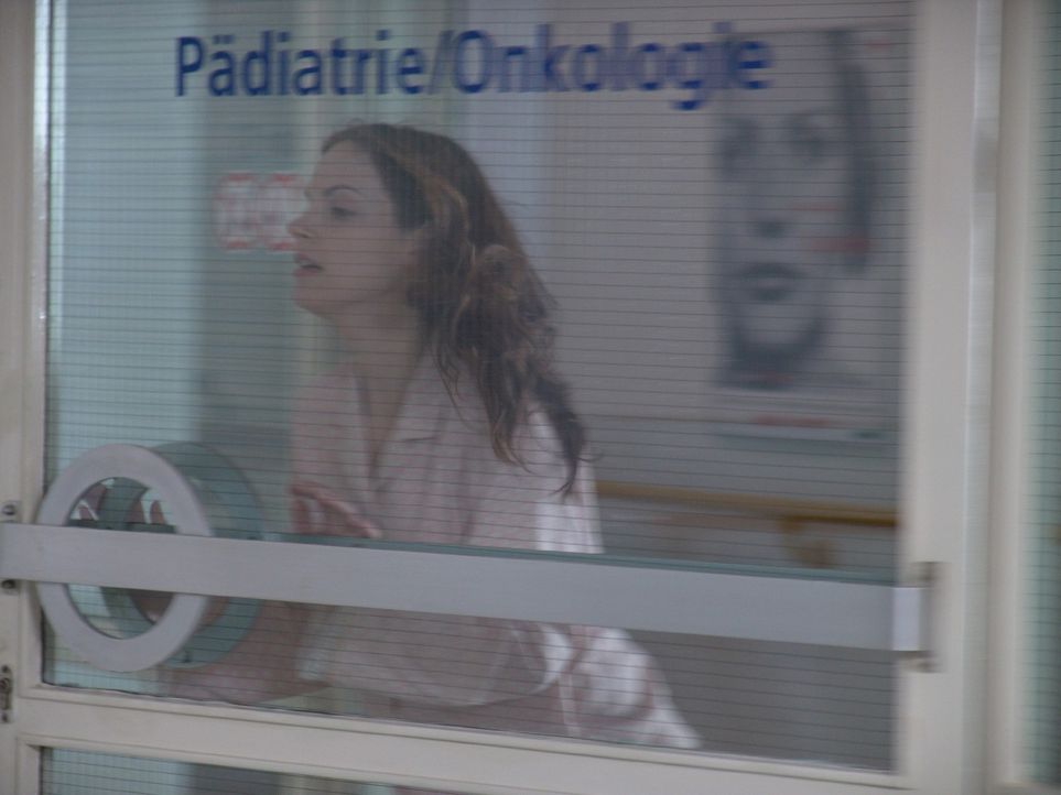 Andrea (Marie Zielcke) gerät in Panik, als Elias sie ohne ein Wort in der Klinik verlässt. - Bildquelle: Sat.1