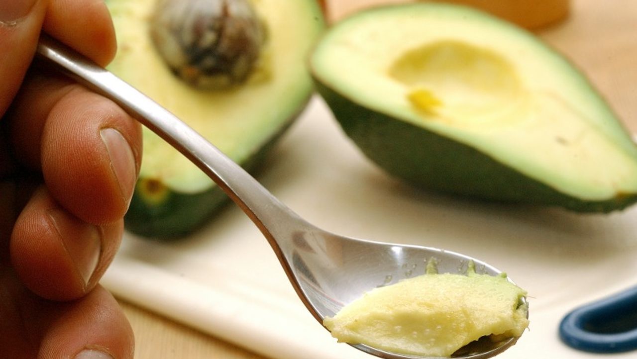 7. Avocadohälfte frisch haltenEs wurde nur eine Hälfte der Avocado benötigt ... - Bildquelle: dpa - Picture Alliance