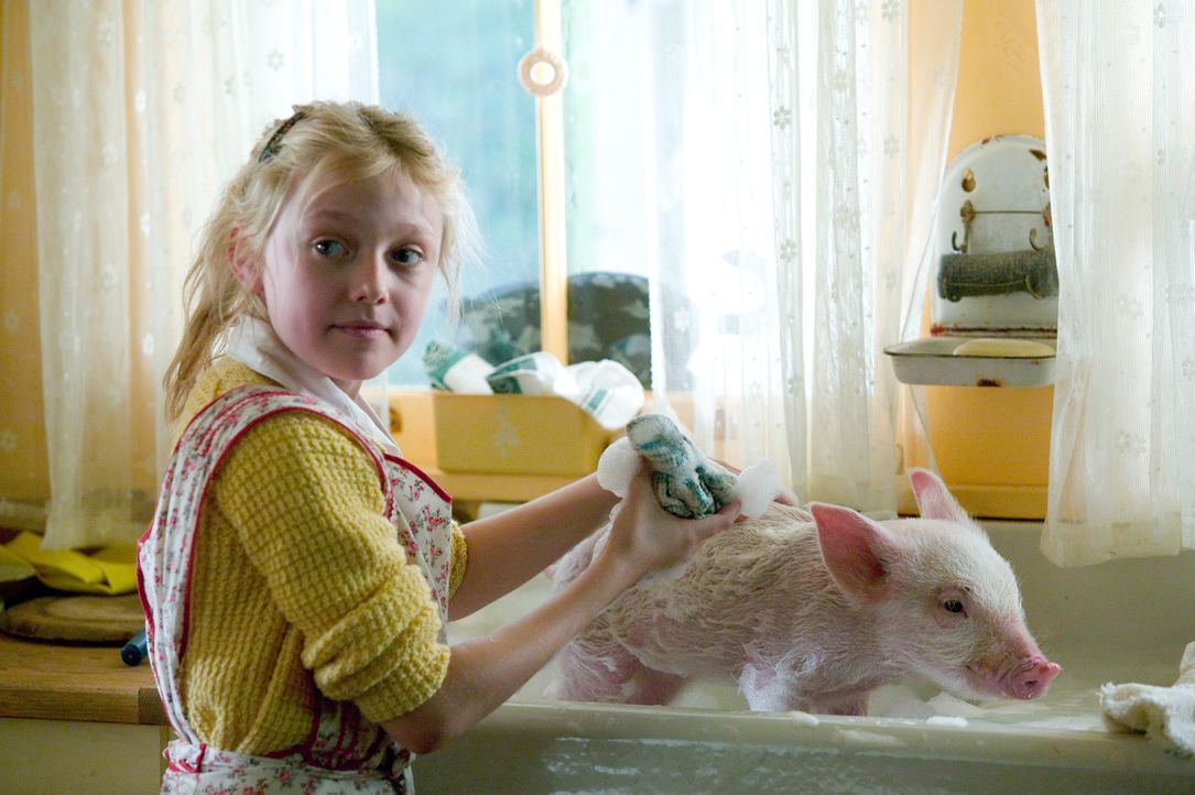 So ein kleines Schwein kann natürlich nicht wissen, wie man sich nach dem Toben im Schlamm wieder sauber bekommt. Glücklicherweise weiß Fern (Dak... - Bildquelle: CBS International Television (ehem: Paramount Pictures International)