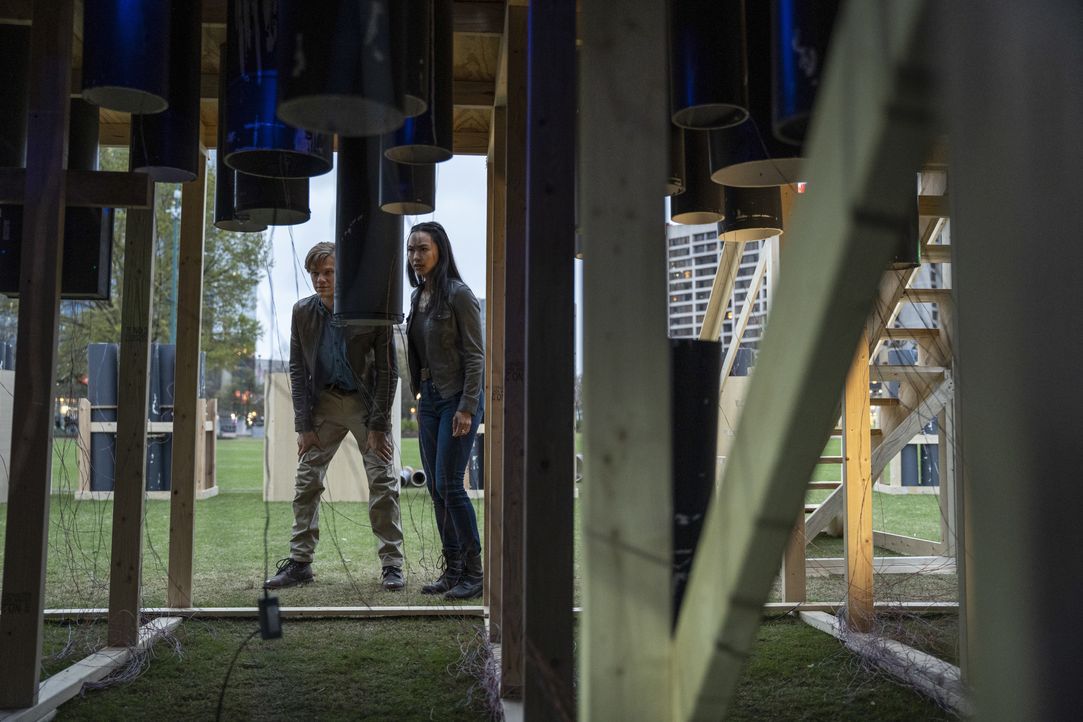 Angus MacGyver (Lucas Till, l.); Desi Nguyen (Levy Tran, r.) - Bildquelle: Nathan Bolster 2021 CBS Broadcasting, Inc. All Rights Reserved. / Nathan Bolster