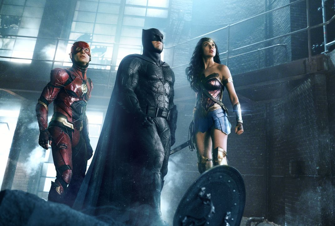 (v.l.n.r.) Barry Allen / The Flash (Ezra Miller); Bruce Wayne / Batman (Ben Affleck); Diana Prince / Wonder Woman (Gal Gadot) - Bildquelle: Warner Bros.