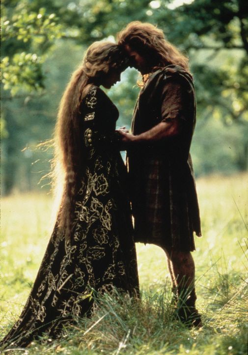 Eine zärtliche Romanze: Prinzessin Isabelle (Sophie Marceau, l.) und William Wallace (Mel Gibson, r.) ... - Bildquelle: Paramount Pictures