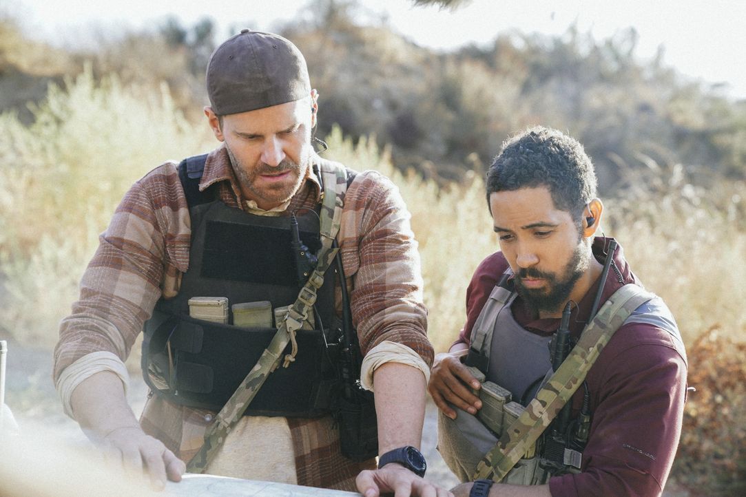 Jason (David Boreanaz, l.) und Ray (Neil Brown Jr., r.) sollen im pakistanischen Niemandsland drei Guantanamo Häftlinge gegen einen US-Soldaten aust... - Bildquelle: Erik Voake Erik Voake/CBS  2017 CBS Broadcasting, Inc. All Rights Reserved