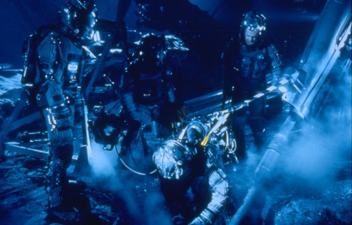 Der für die Ölindustrie tätige Bohrexperte Harry Stamper (Bruce Willis, r.) wird von der NASA angeheuert, die Erde zu retten. In zwei Raumschiffe... - Bildquelle: Touchstone Pictures