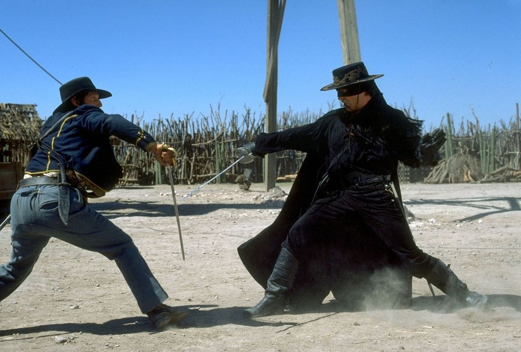 Zorro (Antonio Banderas) kreuzt wieder die Klinge ... - Bildquelle: Columbia Pictures