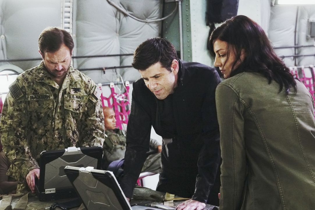 Als ein Forscherteam im südchinesischen Meer als Geisel genommen wird, erhalten Mandy Ellis (Jessica Paré, r.) und das SEAL Team für die Befreiung U... - Bildquelle: Monty Brinton Monty Brinton/CBS   2017 CBS Broadcasting, Inc. All Rights Reserved.