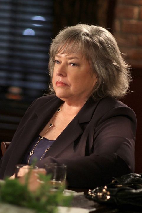 Verteidigt Lou wegen Totschlags im Affekt an seinem Partner Mitchell: Harriet (Kathy Bates) ... - Bildquelle: Warner Bros. Television