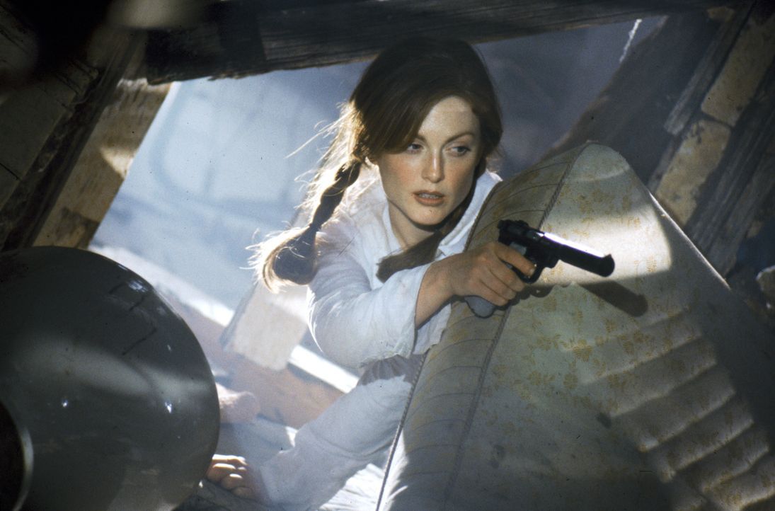 Ein Kampf auf Leben und Tod beginnt für Computerexpertin Electra (Julianne Moore) ... - Bildquelle: Warner Bros. Television