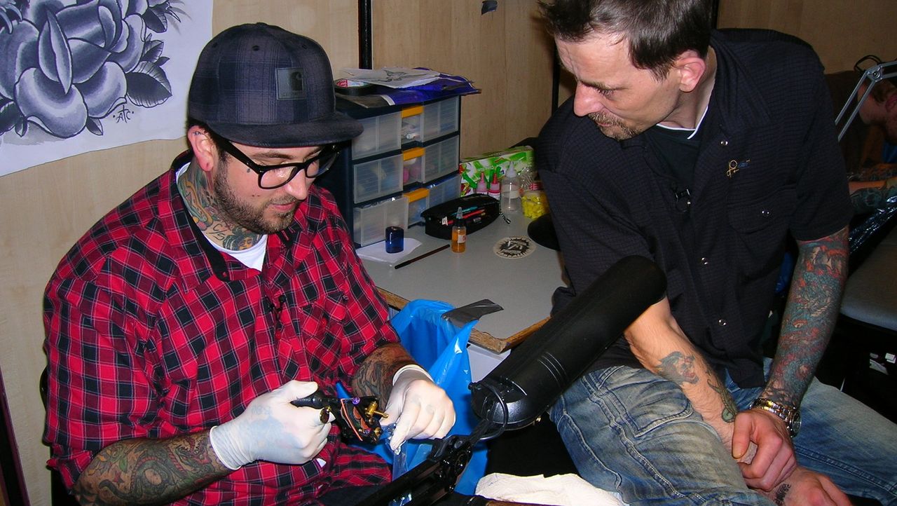 24 Stunden Die TattooFamilie Wir stechen die Konkurrenz aus! Sat.1