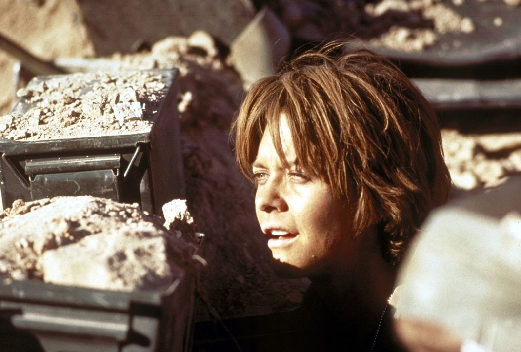 Die Helikopterpilotin Karen Walden (Meg Ryan) beobachtet die anrückenden Iraker ... - Bildquelle: Twentieth Century-Fox Film Corporation
