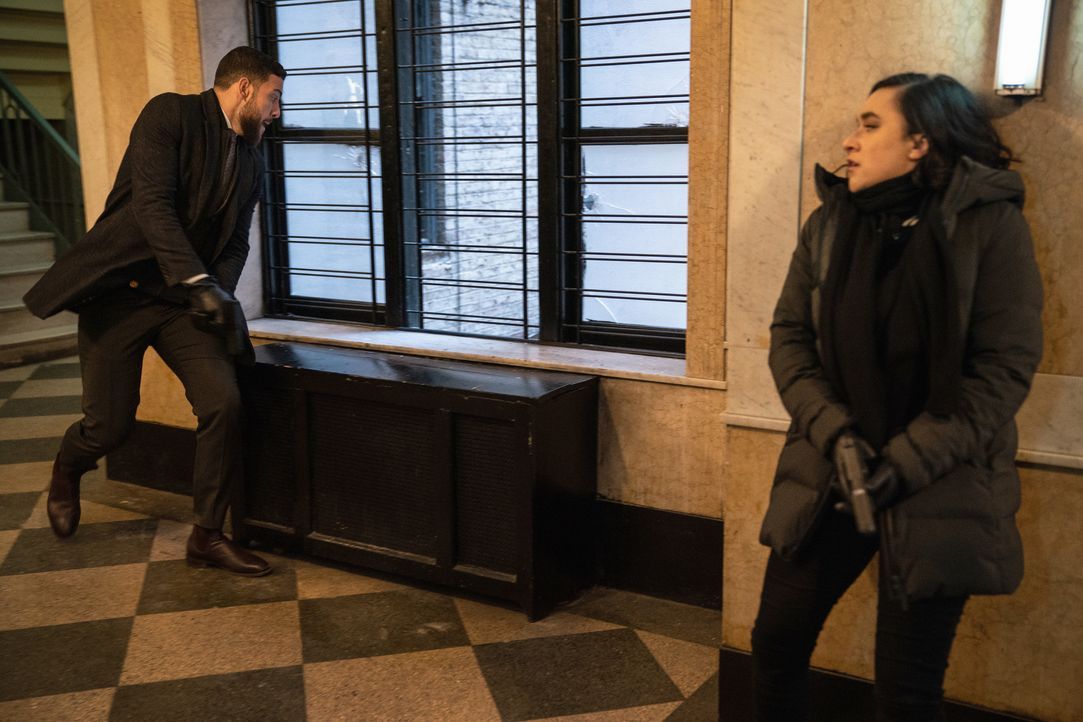 American Dreams - Special Agent Omar Adom 'OA' Zidan (Zeeko Zaki, l.); Hana Gibson (Keisha Castle-Hughes, r.) - Bildquelle: Mark Schafer 2020 CBS Broadcasting, Inc. All Rights Reserved. / Mark Schafer