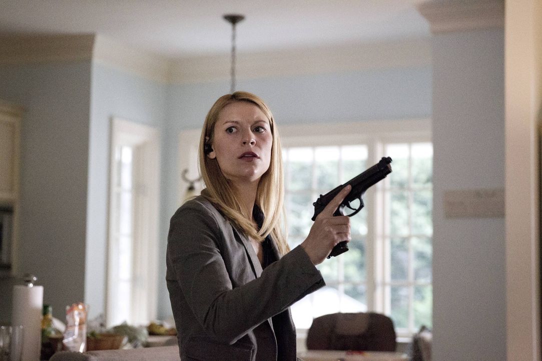 Carrie (Claire Danes) wird von Javadis Männern gekidnappt, um sie für seine Zwecke anzuheuern. Doch sie offenbart ihm, dass sie und Saul von seinen... - Bildquelle: 2013 Twentieth Century Fox Film Corporation. All rights reserved.