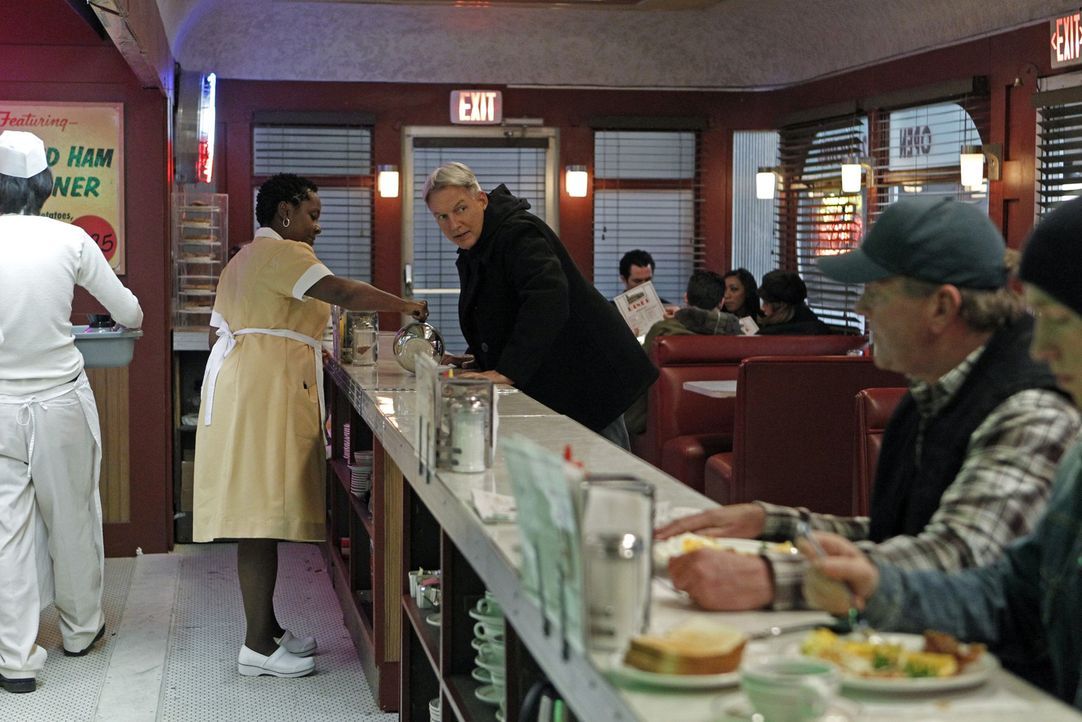 Während seines allmorgendlichen Stopps für Kaffee in einem Diner findet sich Gibbs (Mark Harmon, M.) auf einmal in einem Schusswechsel wieder. Im... - Bildquelle: CBS Television