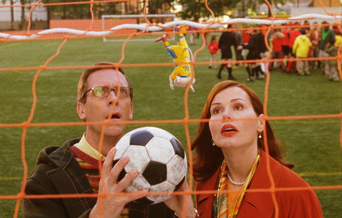 Vater (Hugh Laurie l.) und Mutter Little (Geena Davis, r.) haben durchgesetzt, dass Stuart (M.) bei der Fußballmannschaft mitmachen darf - doch das... - Bildquelle: 2003 Sony Pictures Television International. All Rights Reserved.