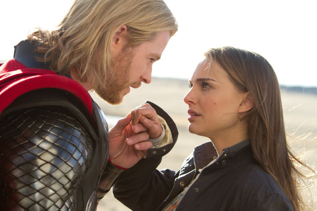 Dank Jane (Natalie Portman, r.) lernt Thor (Chris Hemsworth, l.), was es heißt Mensch zu sein und schafft es die Attribute in sich zu erkennen, die... - Bildquelle: 2011 MVLFFLLC. TM &   2011 Marvel. All Rights Reserved.