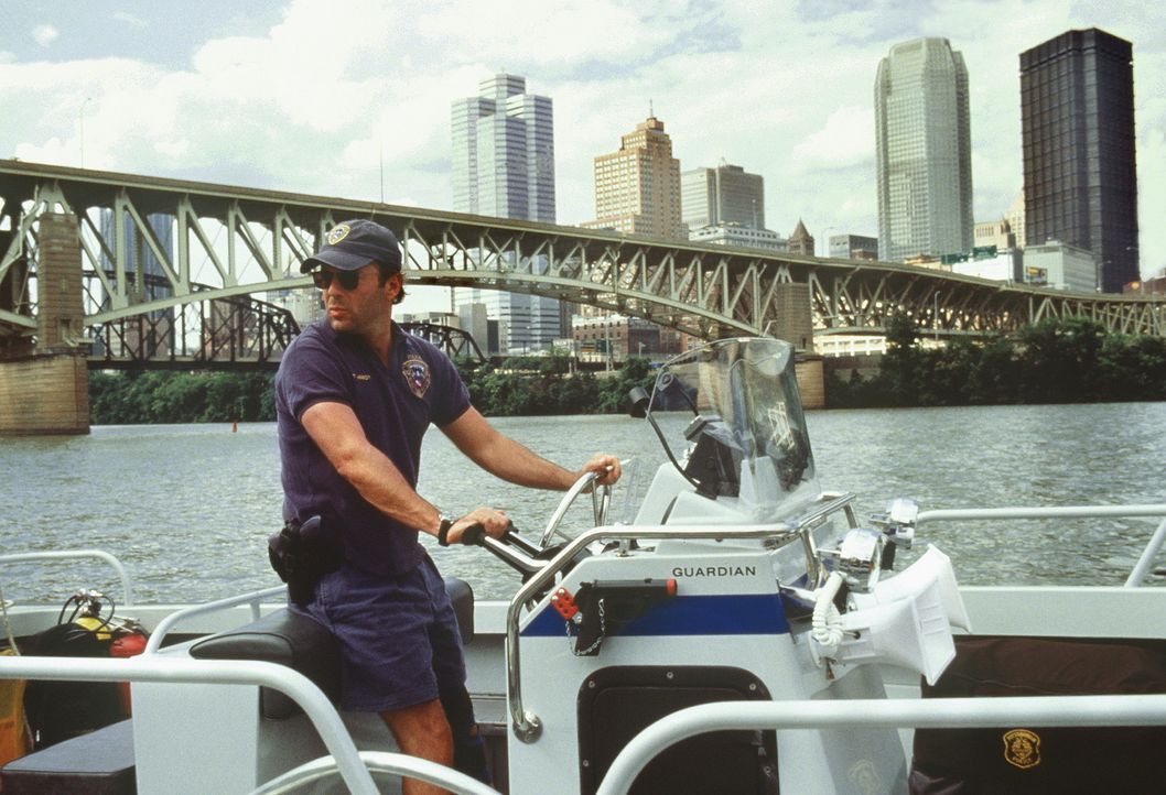 Wildert in fremden Gewässer: Wasserschutzpolizist Tom Hardy (Bruce Willis) ... - Bildquelle: Columbia Pictures
