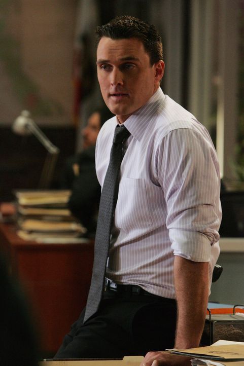 Noch ist alles in Ordnung, doch schon bald wird Wayne (Owain Yeoman) hypnotisiert und niemand weiß, wer dafür verantwortlich ist ... - Bildquelle: Warner Bros. Television