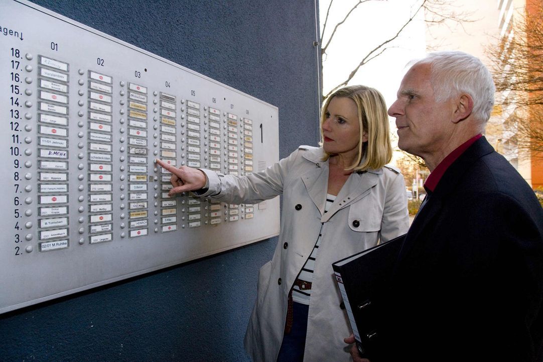 Barbara Eligmann (l.) und Mietrechtsexperte Peter Palatzky (r.) helfen Mietern in Not ... - Bildquelle: SAT.1
