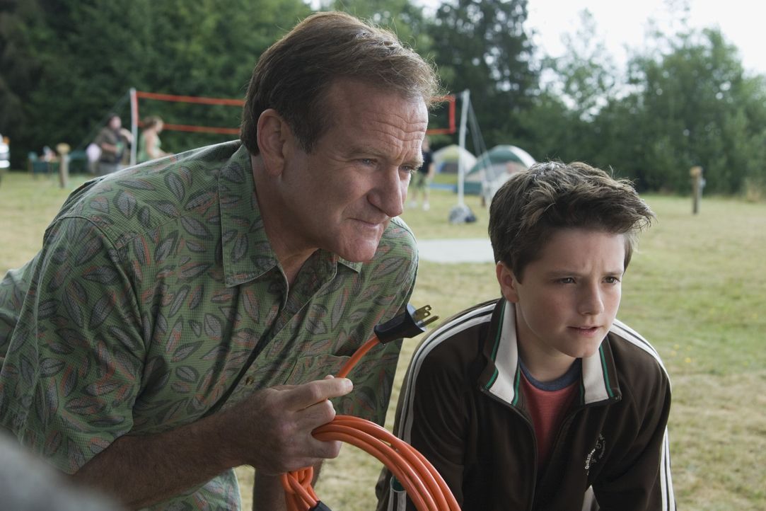Bob (Robin Williams, l.) hofft, durch den Familienurlaub wieder einen Draht zu seinem Sohn Carl (Josh Hutcherson, r.) zu bekommen. - Bildquelle: Sony Pictures Television International. All Rights Reserved.