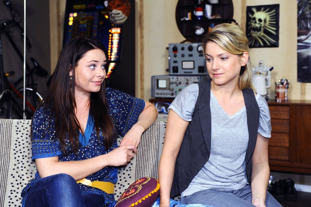 Paloma (Maja Maneiro, l.) merkt, dass Anna (Jeanette Biedermann, r.) in Gedanken noch bei Jonas ist. - Bildquelle: Sat.1