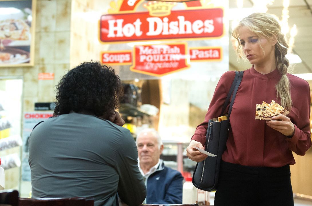 Julian Cousins (Naveen Andrews, l.) und Det. Lizzie Needham (Bojana Novakovic, r.) haben einiges zu Besprechen, doch können sie sich trauen? - Bildquelle: Francisco Roman 2018 CBS BROADCASTING INC. ALL RIGHTS RESERVED./ Francisco Roman