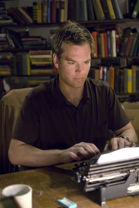 Tony (Michael Weatherly) versucht herauszufinden, wer sich Zugang zu McGee's Manuskript verschafft hat um weitere Morde zu verhindern ... - Bildquelle: CBS Television