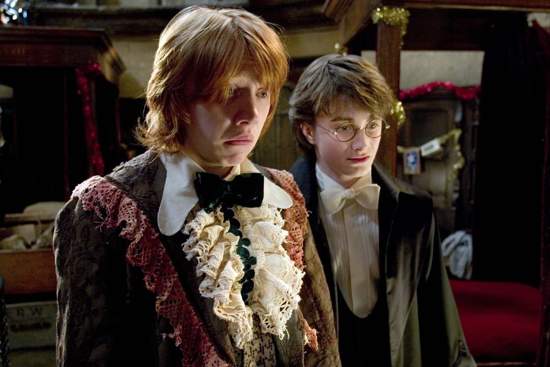 Harry Potter (Daniel Radcliffe, r.) wird von Albträumen geplagt. Deswegen ist er froh, dass er keine Zeit mehr hat, über diese beängstigenden Vision... - Bildquelle: 2005 Warner Bros. Ent. Harry Potter Publishing Rights. J.K.R.