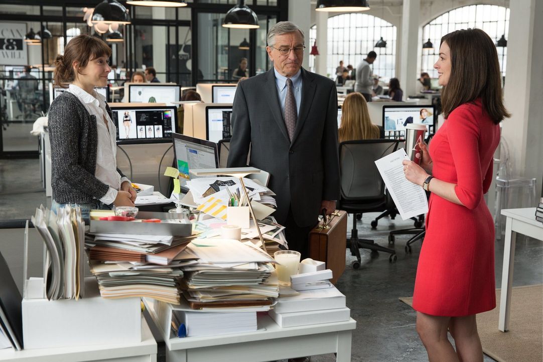 Findet sich Senioren-Praktikant Ben (Robert De Niro, M.) in der Welt der Mode zurecht? Anfangs wird der rüstige Praktikant von seiner Kollegin (Chri... - Bildquelle: Warner Brothers