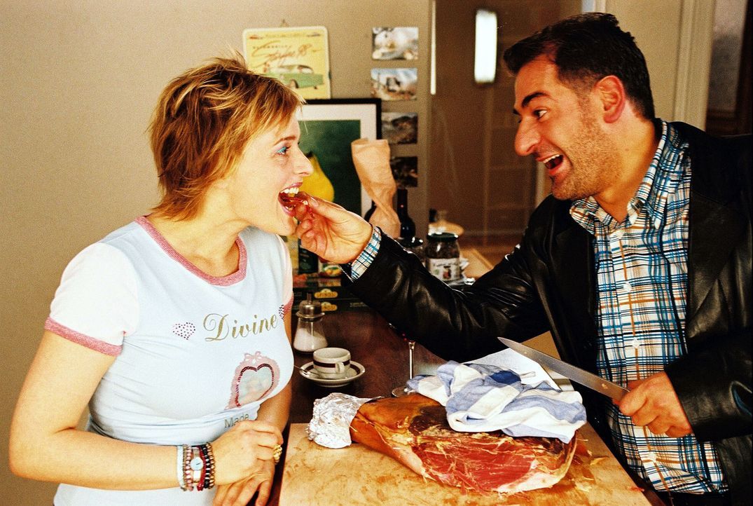 Biene (Isabel Tuengerthal, l.) und Otto (Hasan Ali Mete, r.) lassen sich die mitgebrachten italienischen Spezialitäten schmecken. - Bildquelle: Hardy Spitz Sat.1