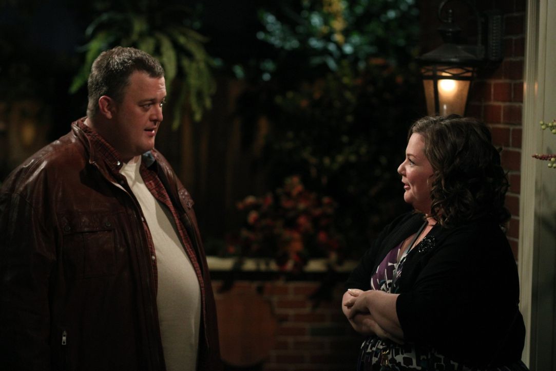 Mike (Billy Gardell, l.) und Molly (Melissa McCarthy, r.) haben ihr drittes Date zusammen verbracht, doch als Molly Mike dazu einlädt noch mit zu i... - Bildquelle: 2010 CBS Broadcasting Inc. All Rights Reserved.