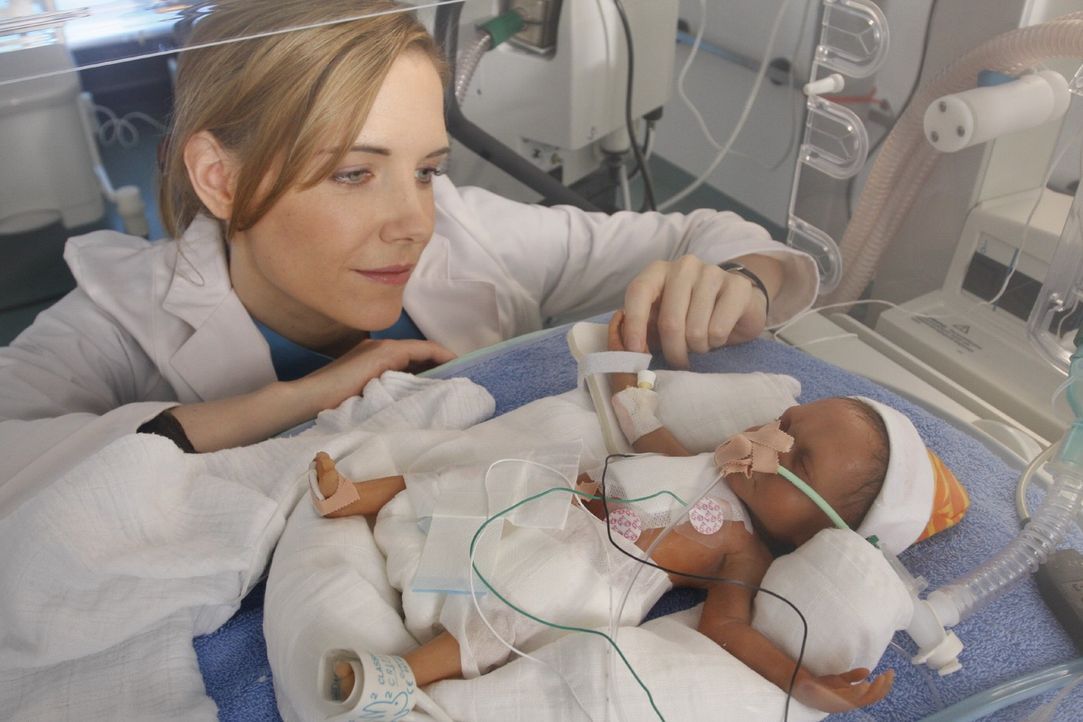 Luisa (Jana Voosen) kümmert sich liebevoll um das Neugeborene einer erst 14-jährigen Patientin. - Bildquelle: Noreen Flynn Sat.1