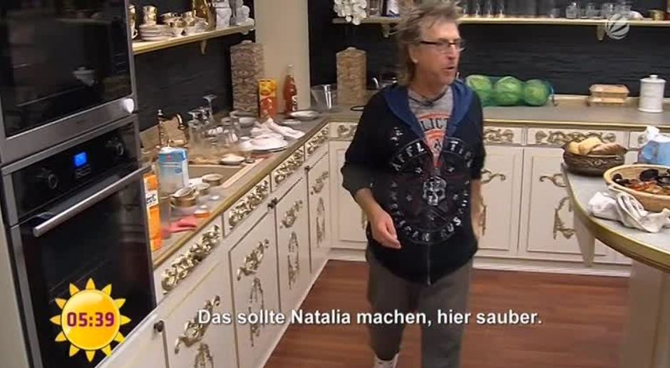 Schmutziges Mädchen Weiß Genau, Was Es In Der Küche Begeistern Ihr Geliebter Und Pissen Schmutziges Mädchen Weiß Genau, Was Es In Der Küche Begeistern Ihr Geliebter Und Pissen