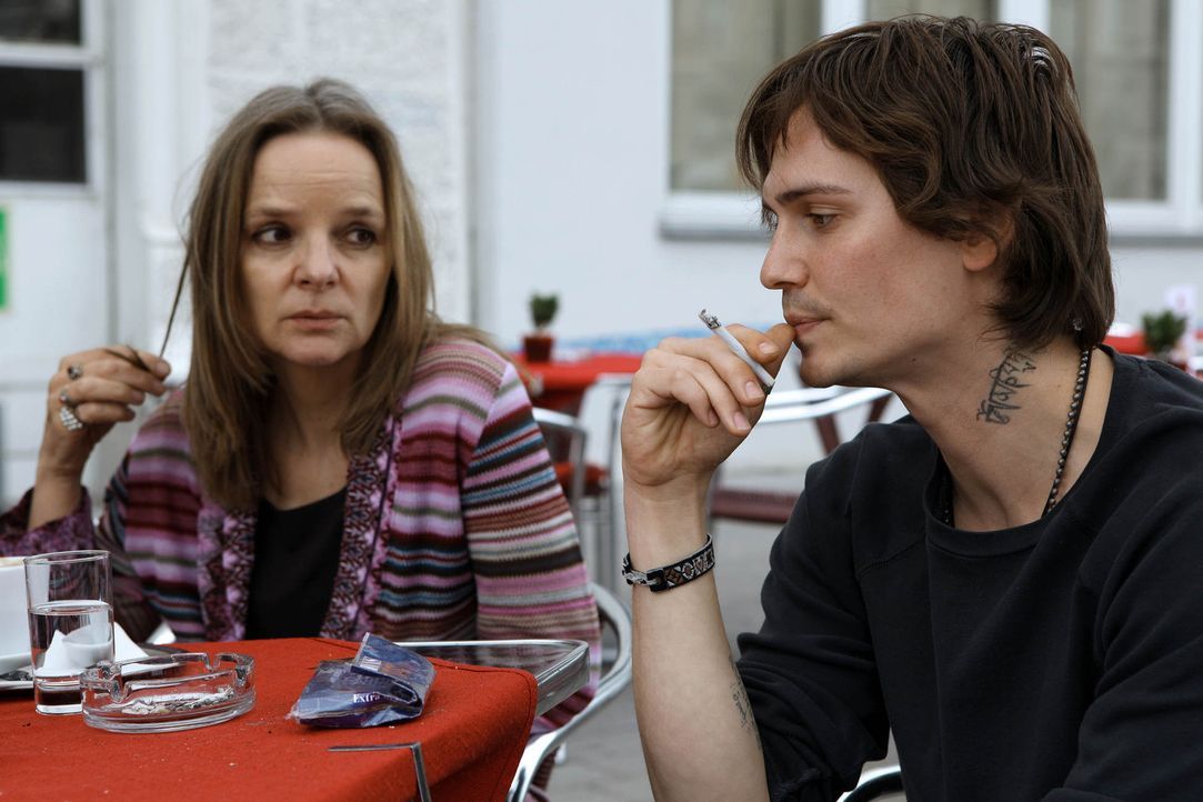 Gabriele Bauer (Sissy Höfferer, l.) hat ihren drogensüchtigen Sohn Robi (Christopher Scharf, l.) eigentlich schon aufgegeben. Da lacht dieser sich... - Bildquelle: SAT.1