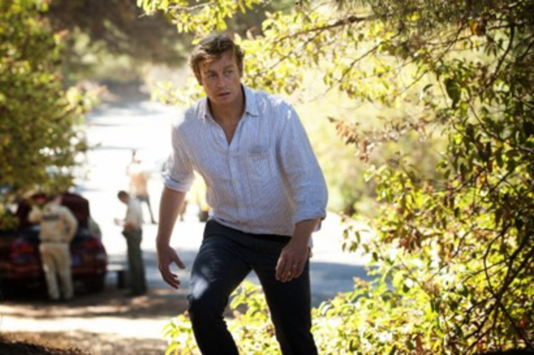 Rückblende: Patrick Jane (Simon Baker) nimmt zum ersten Mal nach der Ermordung seiner Frau und seiner Tochter durch den Serienkiller Red John mit d... - Bildquelle: Warner Bros. Television