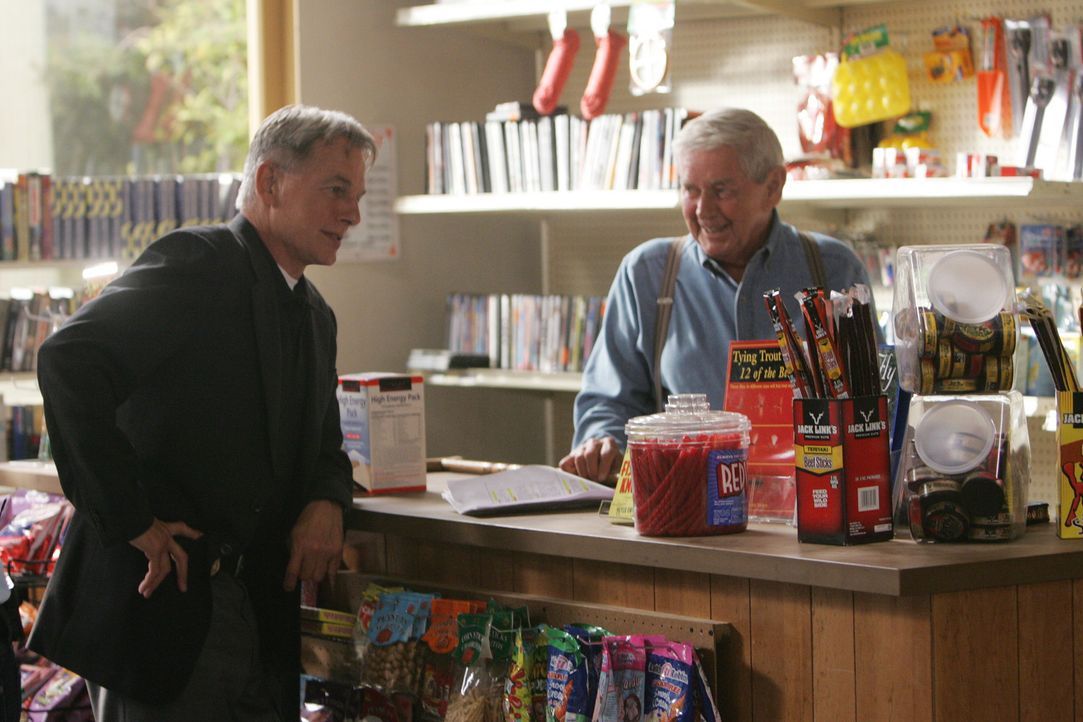 Während Gibbs (Mark Harmon, l.) auf seine gewohnte Art ermitteln will, überredet ihn sein Vater (Ralph Waite, r.), es mit Freundlichkeit zu versuc... - Bildquelle: CBS Television