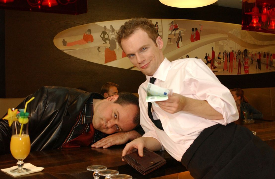 Nach einem harten Arbeitstag bei einem harten Drink an der Bar werden selbst harte Jungs (Markus Majowski, l., Ralf Schmitz, r.) manchmal ganz weich. - Bildquelle: Sat.1