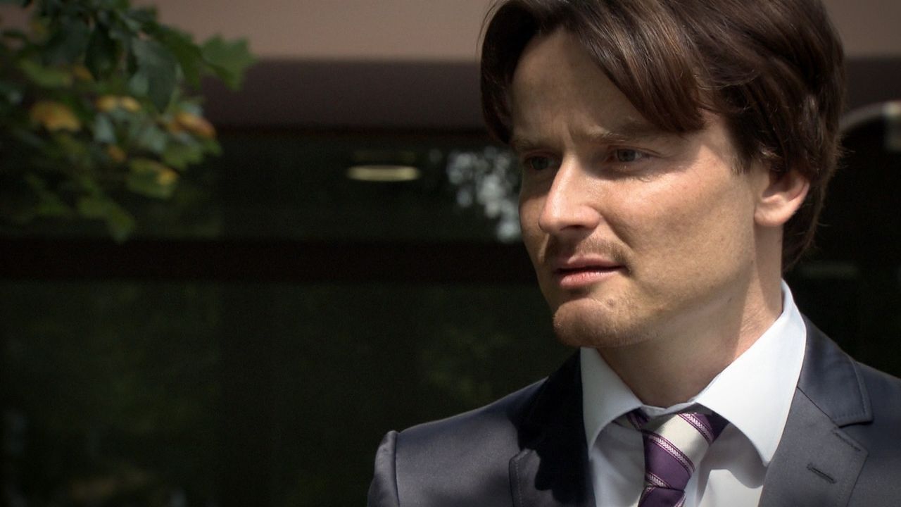 Wie reagiert der Unternehmer Fabian Schenk auf die Nachricht, dass er der Vater des 8-jährigen Jungen ist? - Bildquelle: SAT.1