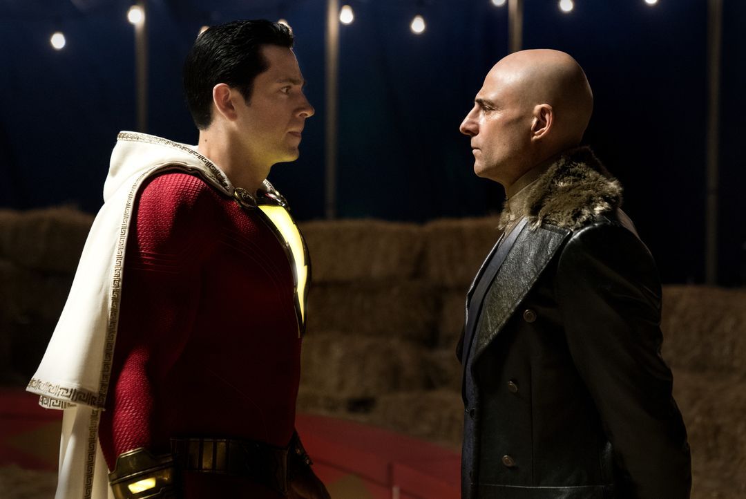 Shazam (Zachary Levi, l.); Dr. Sivana (Mark Strong, r.) - Bildquelle: 2019 Warner Bros. Entertainment Inc. SHAZAM! and all related characters and elements are trademarks of and © DC Comics.