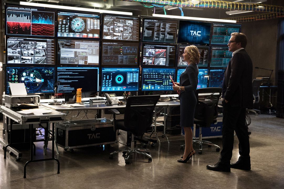 Marissa (Geneva Carr, l.) und Bull (Michael Weatherly, r.) beraten sich über die Auswahl der Geschworenen. Wen müssen sie noch auf ihre Seite holen? - Bildquelle: Jojo Whilden 2016 CBS Broadcasting, Inc. All Rights Reserved