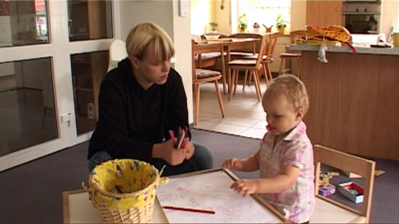 Baby statt Party - Im Heim der Teenie-Mütter: Michelle und Kimberley  ... - Bildquelle: SAT.1