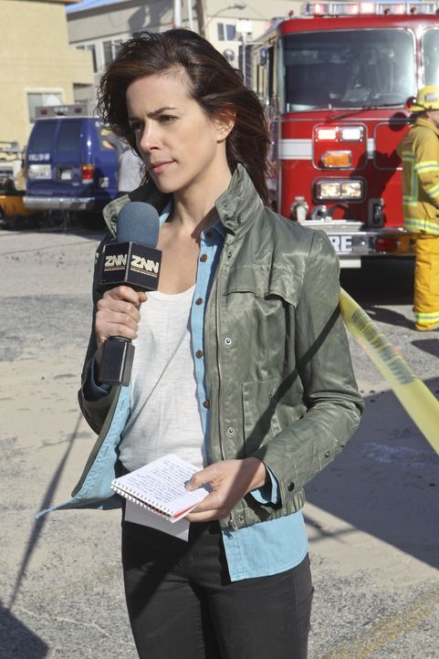 Die Newsreporterin Dana Steele (Tiffany Dupont) will das Team für eine Explosion auf einer vom Militär gesponserten Charity-Veranstaltung verantwort... - Bildquelle: CBS Studios Inc. All Rights Reserved.