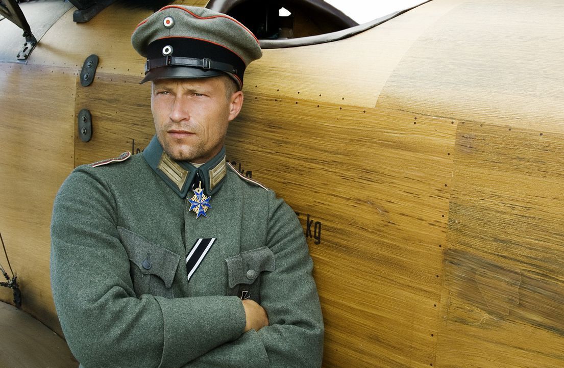 Trotz seiner Jugend ist Freiherr Manfred von Richthofen einer der besten Kampfpiloten des Ersten Weltkriegs. Wie seine Kameraden Werner Voss (Til Sc... - Bildquelle: Warner Bros. Television
