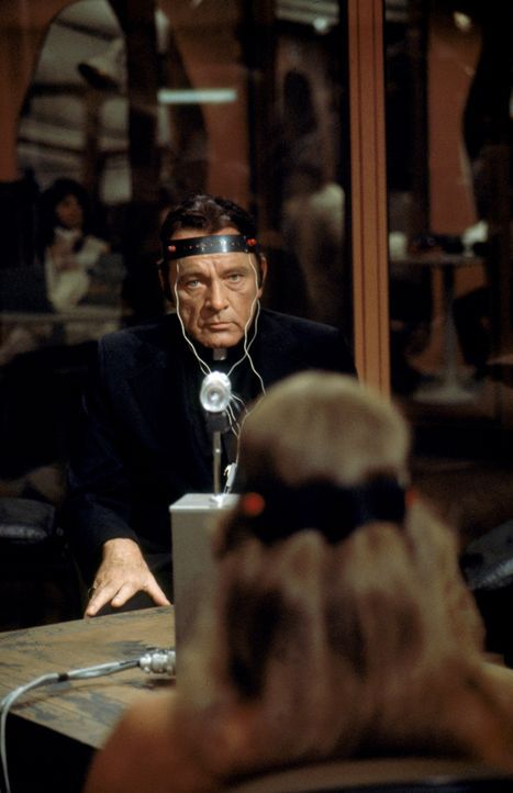 Pater Lamont (Richard Burton) - Bildquelle: 1977 Warner Bros. Entertainment Inc. All rights reserved.