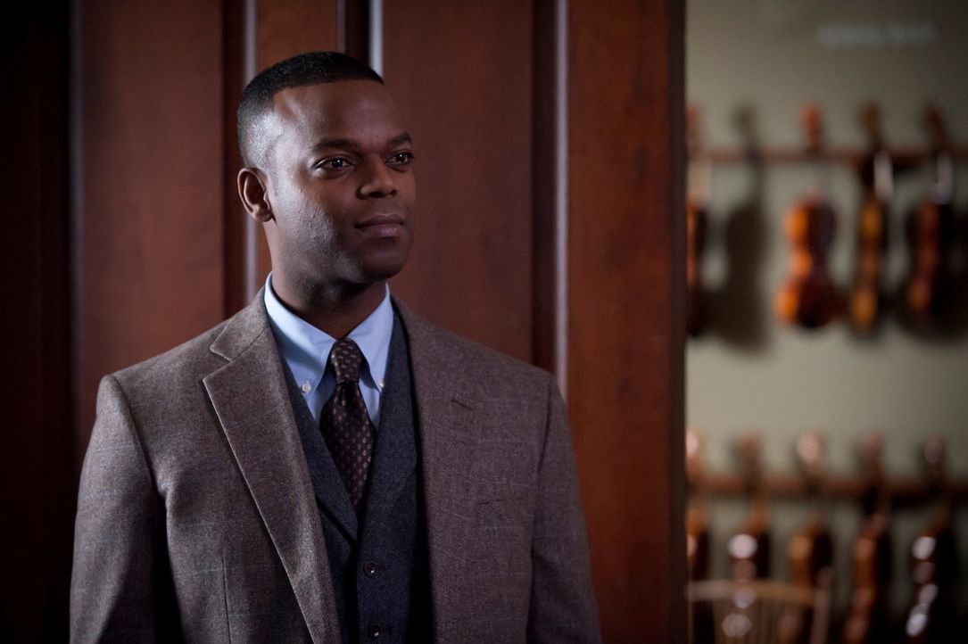 Der Besitzer einer Musikalien-Handlung, Tobias Budge (Demore Barnes), hütet ein düsteres Geheimnis ... - Bildquelle: Brooke Palmer 2013 NBCUniversal Media, LLC