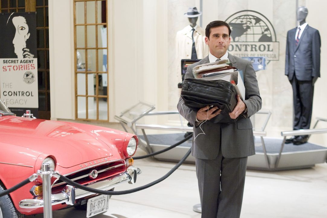 Maxwell Smart (Steve Carell) ist der ehrgeizigste Analytiker der US-Spionage-Agentur CONTROL. Aber eigentlich möchte er seit langem viel lieber als... - Bildquelle: Warner Brothers