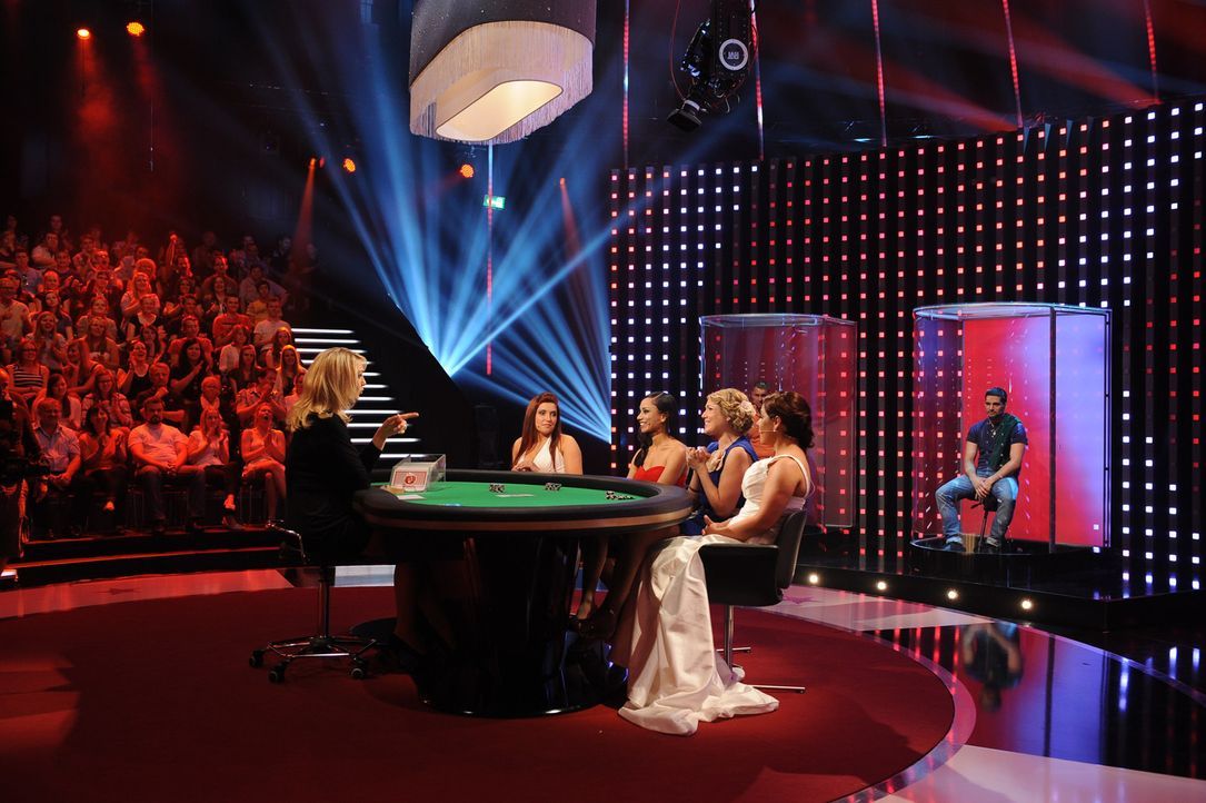 In "Mein Mann kann" zocken Kasia (2.v.l.), Sophia (3.v.l.), Steffi (4.v.l.) und Meral (2.v.r.) mit ihren Konkurrentinnen an einem Pokertisch um das... - Bildquelle: Willi Weber SAT.1