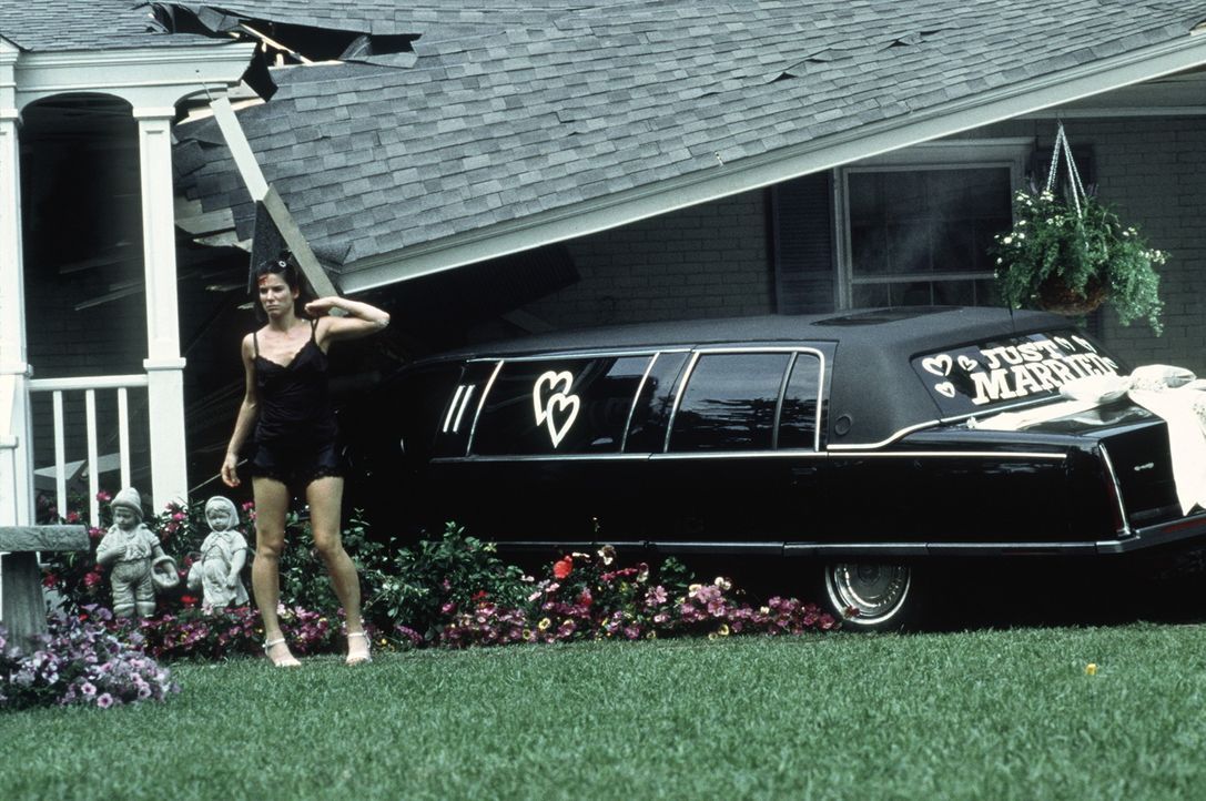 Die "geliehene" Limousine parkt die betrunkene Gwen (Sandra Bullock) unsanft auf der Veranda eines Reihenhäuschens. Nun gibt?s Ärger ... - Bildquelle: Columbia TriStar Film GmbH